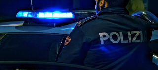 Lo avvicina con la scusa di chiedergli una sigaretta e tenta di rapinarlo, diciannovenne finisce in manette